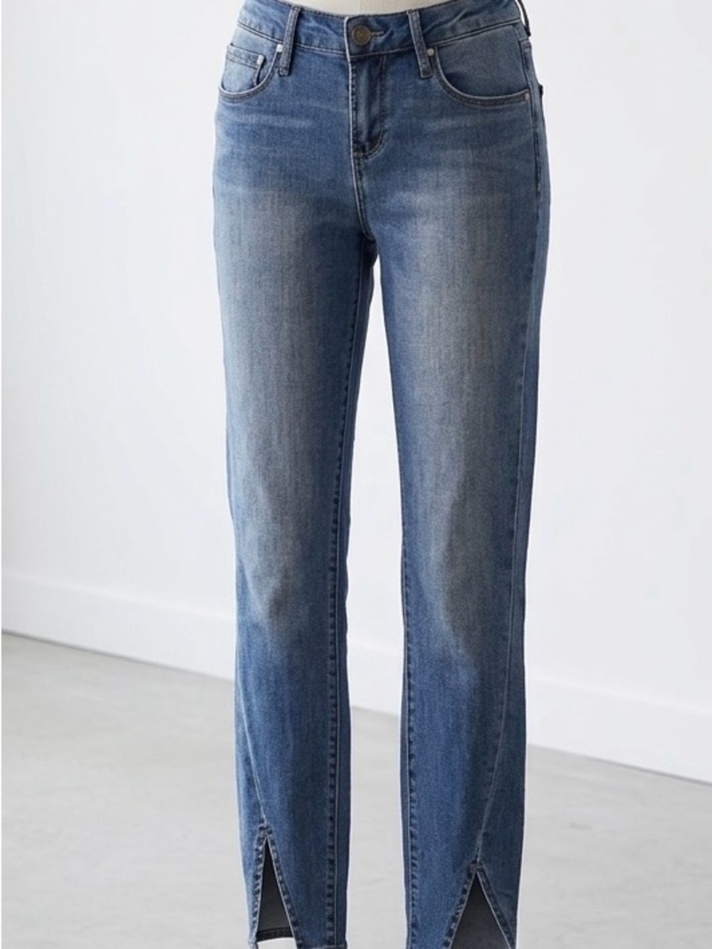 Articles Of Society| Mid-Rise Straight Leg Step Hem Jeans in Washed Blue Sz 26